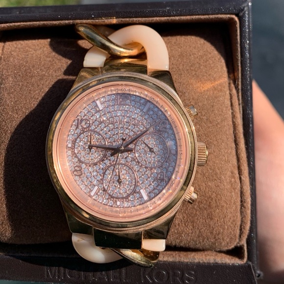 Micheal kors twist watch in rose gold - Picture 2 of 3